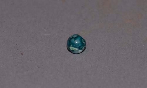 Bead, round, mottled blue and white