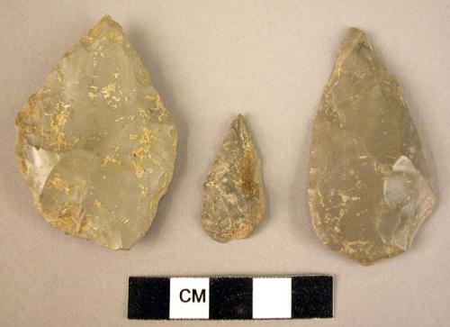 20 broken and whole flint Mousterian points