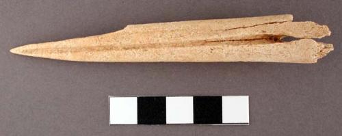 Bone awl with groove down exterior of bone surface from the tip. l: 11.2 cm.