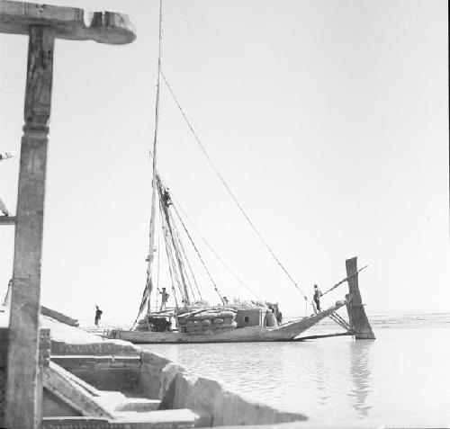 Boats and people on Indus river at Pattan Ferry