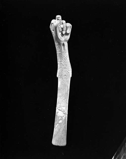 Bone spatula with fist-shaped handle with shell inlays