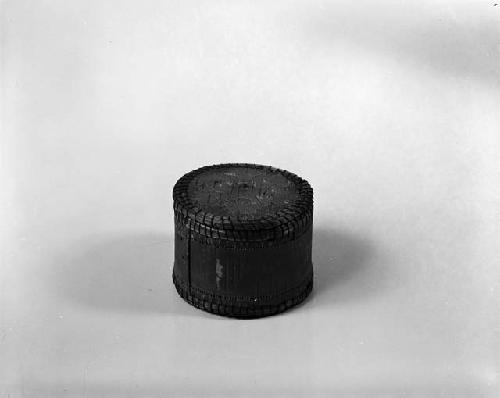 Round box with lid, nineteenth century or early twentieth century