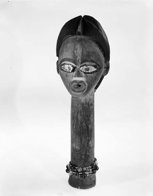 tsogo carved head on a columnar support