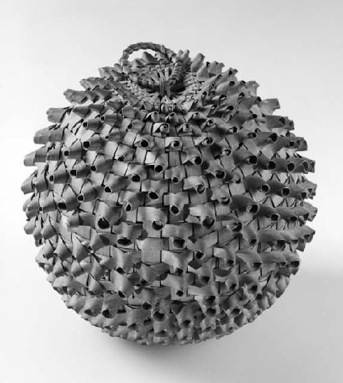 Spherical basket with cover