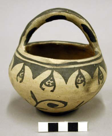 Pottery vessel with handle