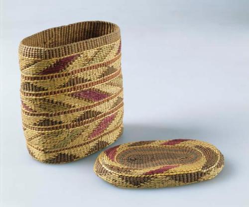 Oval basket with cover