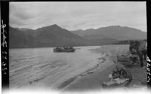 Boat coming in to shore