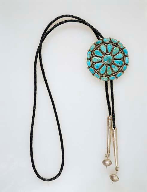 Bolo, round silver base set with 26 turquoise stones in two circles around the c