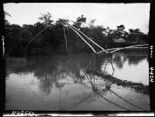 Device with net set up in river