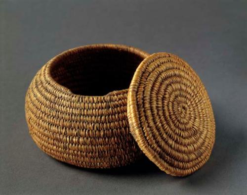 Lidded straw basket for tobacco