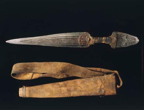 Dagger with leather sheath