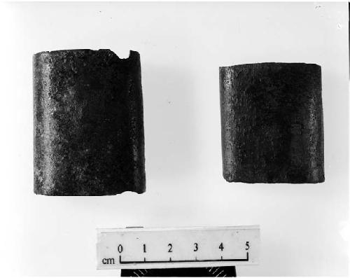 2 copper bands. Left: Grave 5, 86-32-10/A721. Right: Grave 15, 86-32-10/A743