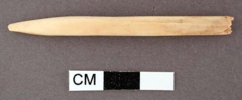 Bone awl. l: 6.2 cm.