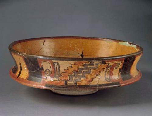 Decorated polychrome dish. Dish 4