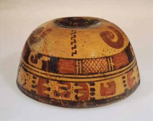 Yojoa polychrome pottery bowl, bold anamalistic style