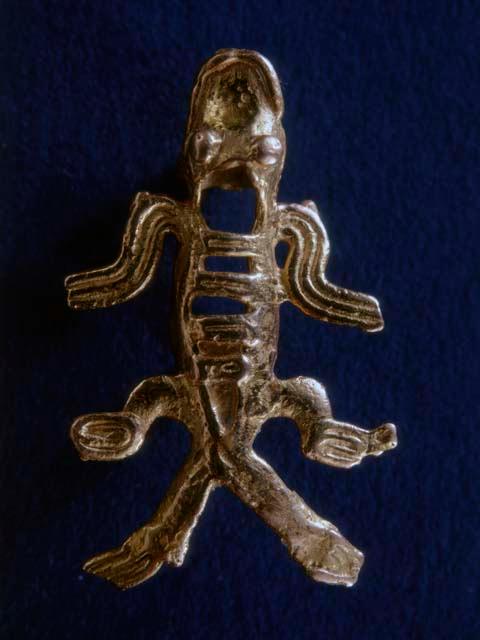 Small gold alligator with ring on underside.  Design is partially of filigree ca