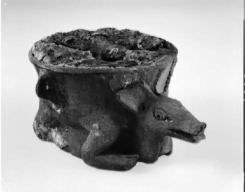 Deer effigy vessel with copal and rubber offering (07-7-20/C4541)