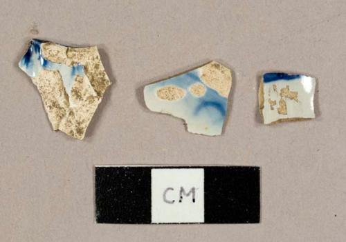 Blue on white pearlware sherds, including two feathered edge plate rim sherds