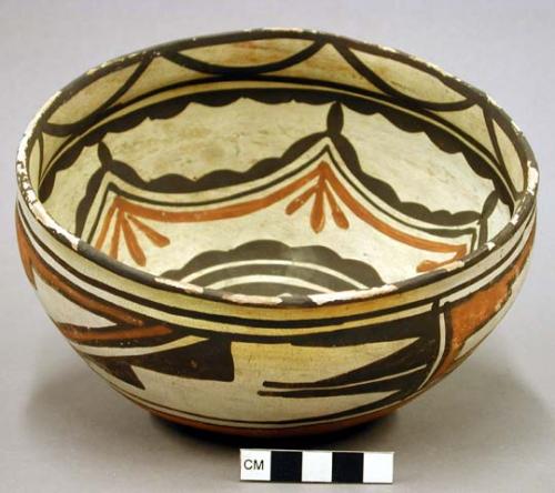 Bowl, polacca polychrome style c. int: curvilinear design; ext: linear design. 9