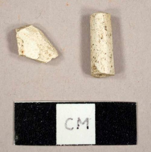 White kaolin pipe stem and bowl sherds