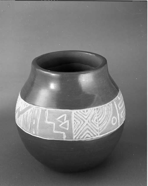 Red-on-buff incised ceramic vase; band of geometric motifs (995-29-10/73580)