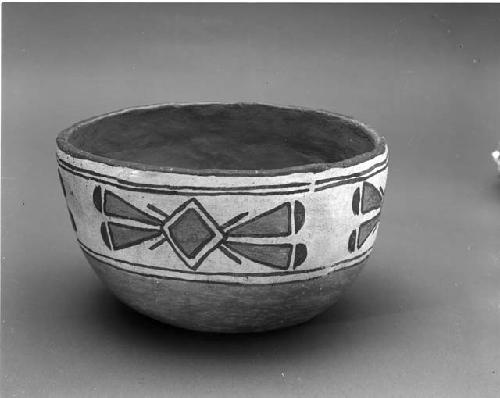 Polychrome-on-white Bowl; geometric motif (995-29-10/74046)