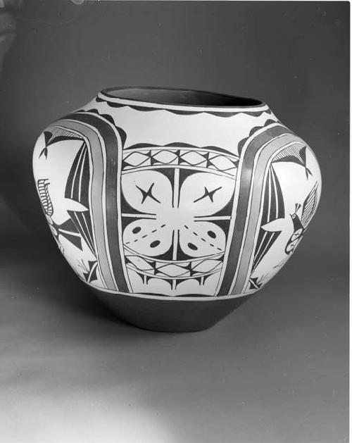 Polychrome-on-white olla; bird motif (995-29-10/73720)