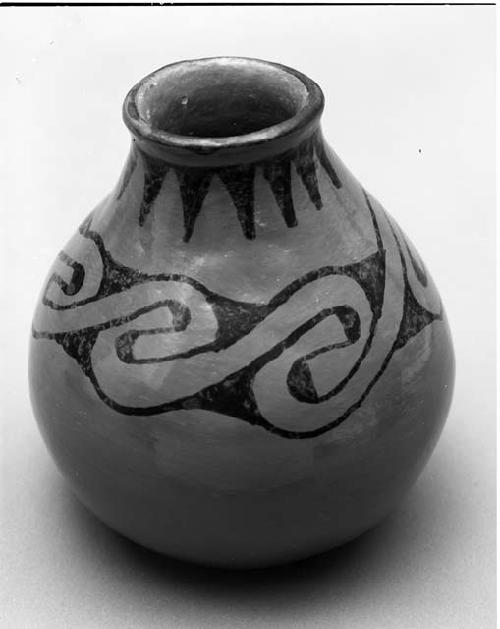 Black-on-red Vase; geometric motif (995-29-10/74529)