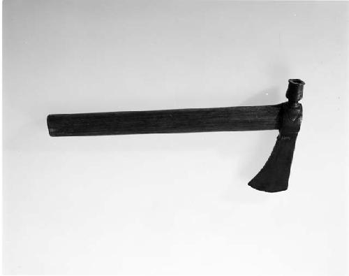 Iron tomahawk and pipe combined (99-12-10/53001)