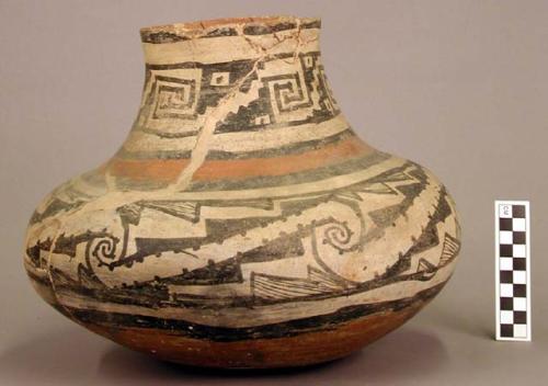 Tonto polychrome vessel, restored. 25.0 x 31.0 cm.