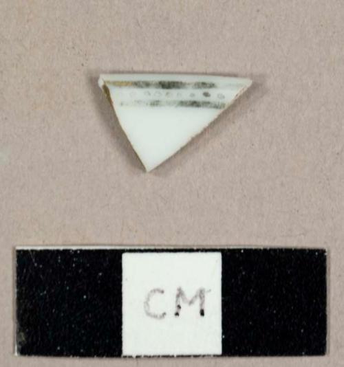 Guilded English porcelain rim sherd of a cup