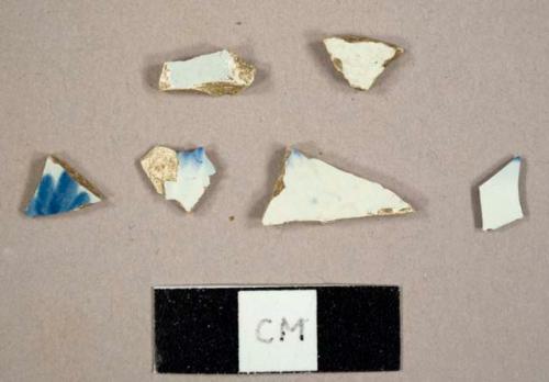 Pearlware sherds, including two blue feathered edge sherds and one blue handpainted sherd