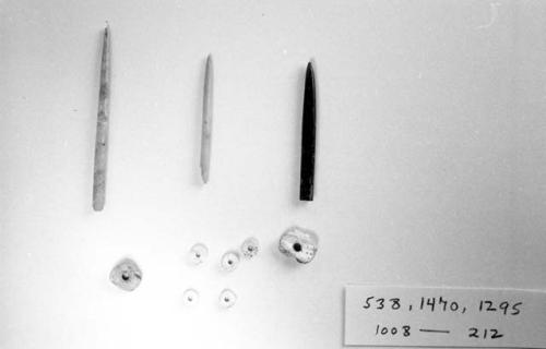 Bone needles (56-30-20/21153-21154) and shell beads (56-30-20/21176-21177)