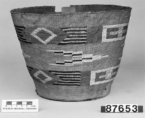 Cylindrical basket. Plain twined, false embroidery.