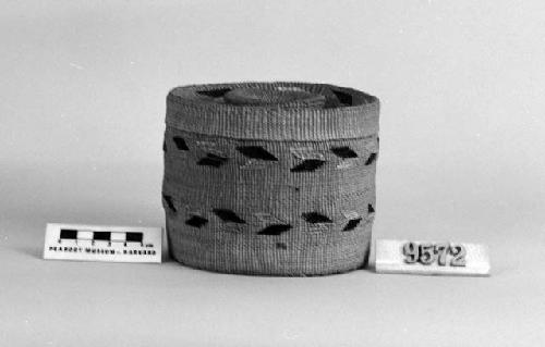 Trinket basket from the collection of the parents of L. Frankenstein. Plain twined, false embroidery.