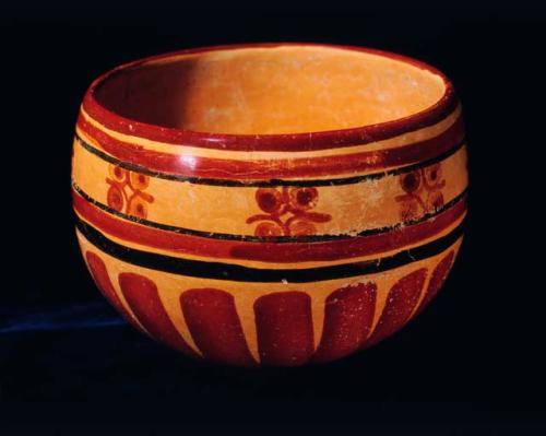 Complete ceramic bowl, polychrome, polished.