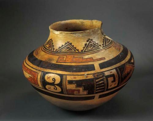 Jar, sikyatki polychrome. linear design. 26.0 x 34.5 cm.