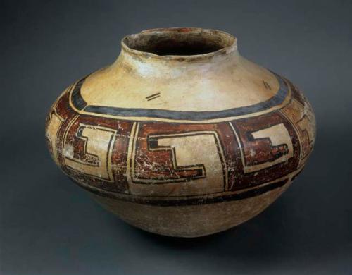 Jar, san bernardo polychrome. linear design. 23.5 x 35.7 cm.