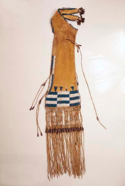 Buckskin pipe bag with old pony bead decoration (blue and white).