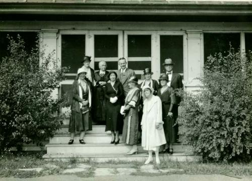 Scan of photograph from Judge Burt Cosgrove photo album.Mrs. JB. Silliman-Mrs.A.M. Cosgrove-C.B. Cosgrove Jr.-Mr. and Mrs. JA.Kinney- Mrs C.B. Cosgrove-Mrs C.B. Cosgrove Jr.-C.M Cosgrove-Mrs. Clupp-Alma DeHaven
