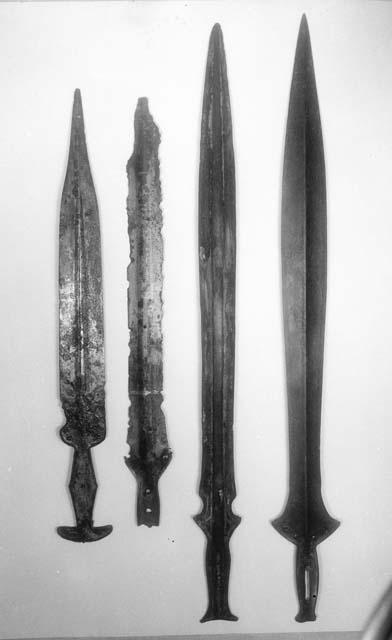 Leaf-shaped bronze sword (40/211). 2-edged bronze sword /40/1637). Bronze sword (40/5191). Bronze sword (40/5224).