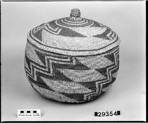 Lidded trinket basket from the collection of E.H. Washburn, ca. 1898. Plain twined, overlay.