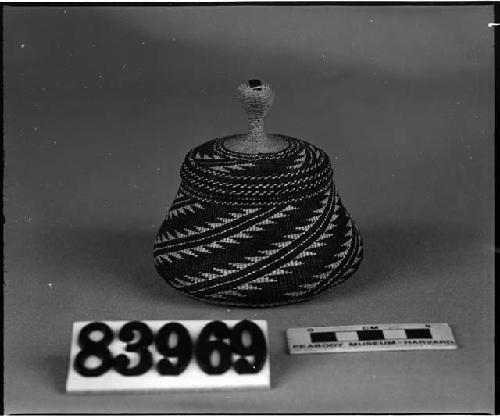 Lidded trinket basket, made by Mrs. Hickox. From the collection of G. Nicholson. Plain and three-strand twined, one-face overlay.