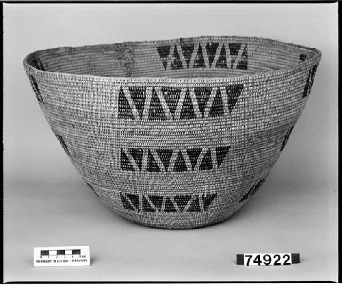 Mush or cooking bowl from Old Sallie, Columbia. From the collection of G. Nicholson and C.Hartman. Coiled.