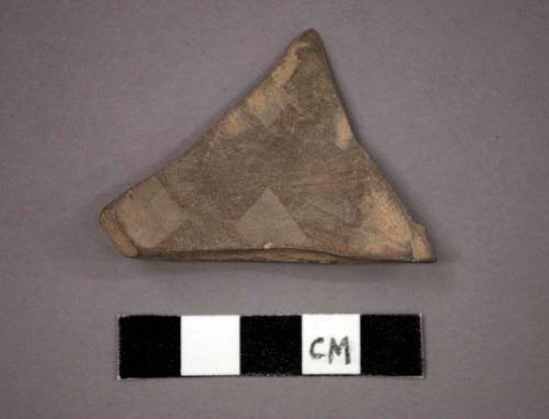 Base potsherd - gray painted (A5a), brown on gray