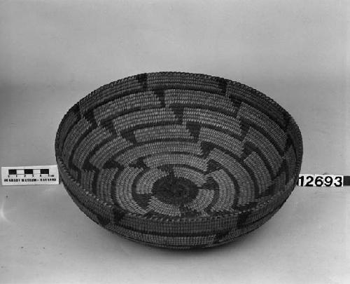 Round shallow basket, coiled