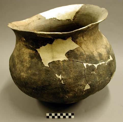 Large restorable pottery vessel