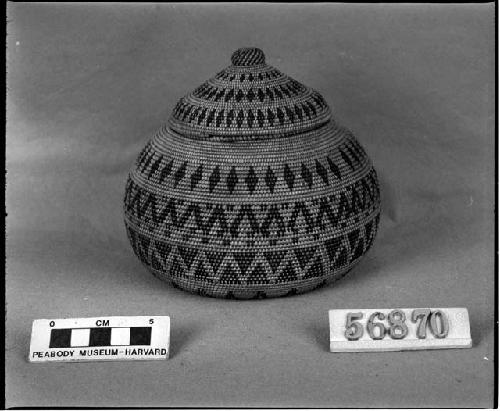 Lidded trinket basket, collected by unknown. Coiled, three-rod foundation.