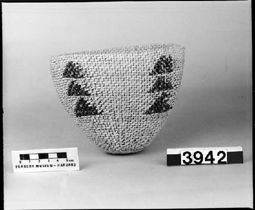 Individual mush bowl from the collection of W.Z. Park. Diagonal twined.