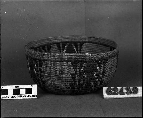 Small bowl with quill decoration, from the collection of G. Nicholson. Coiled, three-rod foundation, spiral start.